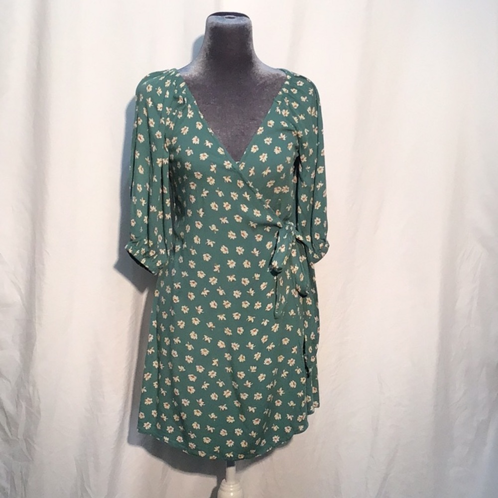 Billabong floral wrap dress size medium